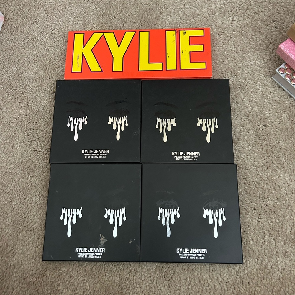 Kylie Jenner eyes shadow palettes